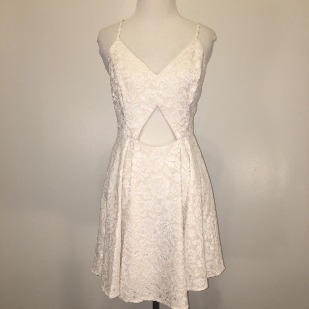 NWOT Cream Lace Dress w Keyhole Front & Open Back